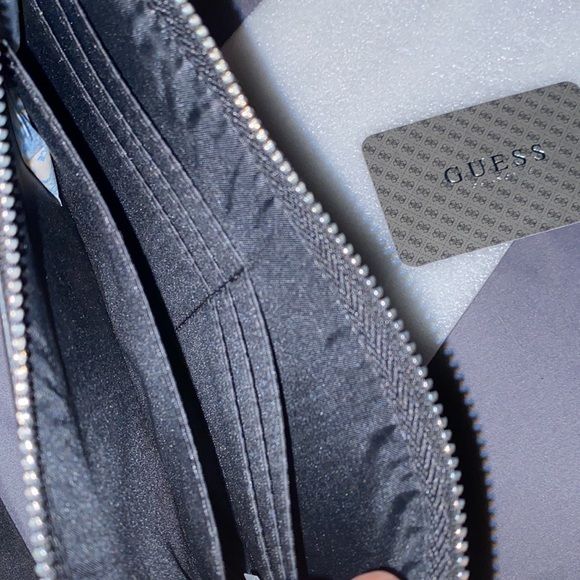 Guess pouch - Picture 7 of 7